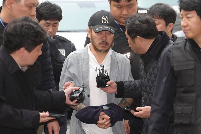 ‘마약왕’박왕열이 27일 오전 경기도 의정부시 가능동 의정부지방법원에서 구속 전 피의자 심문을 위해 법정으로 이동하고 있다. 연합뉴스