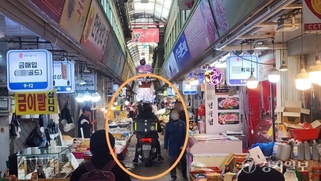 광명시 광명동 광명전통시장에서 배달 오토바이가 이용객들 사이로 주행하고 있다. 한준호기자