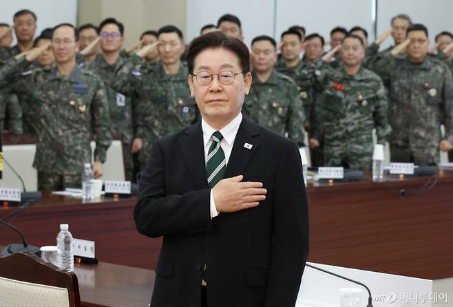 (서울=뉴스1) 허경 기자 = 이재명 대통령이 27일 서울 용산구 국방부에서 열린 전군 주요 지휘관 회의에서 국민의례를 하고 있다. (청와대통신사진기자단) 2026.3.27/뉴스1 Copyright (C) 뉴스1. All rights reserved. 무단 전재 및 재배포, AI학습 이용 금지. /사진=(서울=뉴스1) 허경 기자