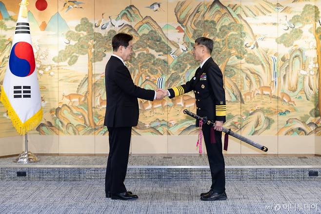 (서울=뉴스1) 허경 기자 = 이재명 대통령이 27일 서울 용산구 국방부에서 김경률 신임 해군참모총장에게 삼정검 수치를 수여하고 있다. (청와대 제공. 재판매 및 DB 금지) 2026.3.27/뉴스1 Copyright (C) 뉴스1. All rights reserved. 무단 전재 및 재배포, AI학습 이용 금지. /사진=(서울=뉴스1) 허경 기자