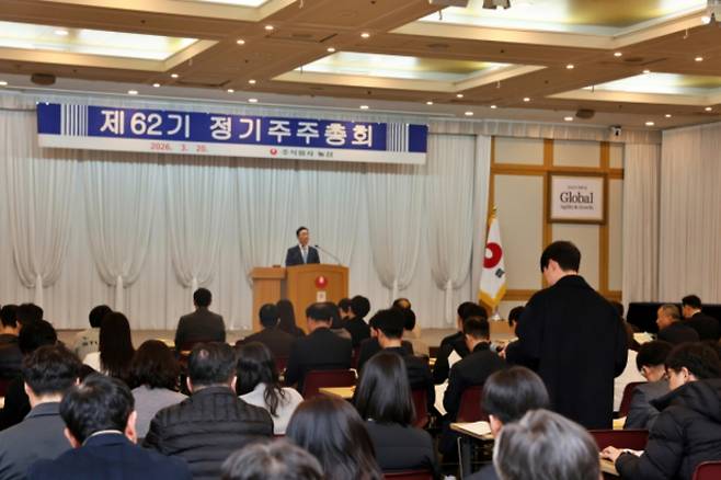 농심이 지난 20일 열린 정기 주주총회에서 투자자들이 배당 확대와 자사주 추가 소각을 요구했지만 경영진은 "중장기적으로 검토하겠다"는 원론적 답변을 내놨다. /사진=농심