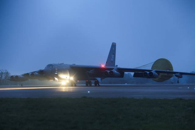 23일(현지시간) 새벽 영국 글로스터셔 페어퍼드 공군기지에 착륙한 미 공군 B-52 전략폭격기가 미국·이스라엘과 이란 간 전쟁에 투입되기 위해 대기하고 있다. 로이터 연합뉴스
