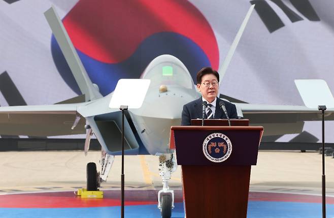이재명 대통령이 25일 경남 사천 한국항공우주산업(KAI)에서 열린 KF-21 양산 1호기 출고식에서 격려사를 하고 있다. 연합뉴스