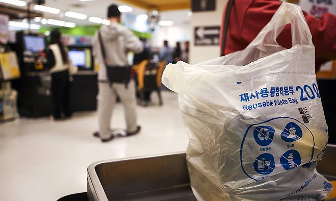 지난 24일 서울시내 대형마트에서 시민들이 종량제 봉투를 구매하고 있다. 미국·이스라엘과 이란 간 전쟁 여파로 '나프타' 공급이 불안정해지면서 비닐 수급에 비상이 걸렸다. 비닐의 핵심 원료인 나프타 수급 불안 우려가 이어지면서 소비자들의 종량제 봉투 구매 수요가 급증하고 있다. 뉴시스