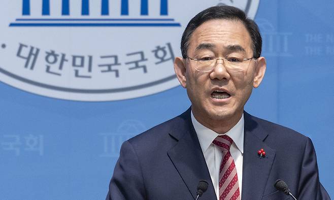 국민의힘 대구시장 후보 경선에서 '컷오프'된 주호영 국회부의장이 26일 국회 소통관에서 기자회견을 하고 있다. 주 부의장은 이날 서울남부지법에 대구시장 후보 탈락에 대한 효력 정지 가처분 신청을 했다. 연합뉴스