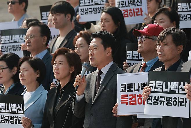국민의힘 장동혁 대표가 26일 국회 본청 앞 계단에서 코로나19피해자가족협의회, 코로나백신피해진상규명촉구시민연대가 연 코로나백신 진상규명위원회 출범 촉구 기자회견에 참석해 발언하고 있다. 연합뉴스