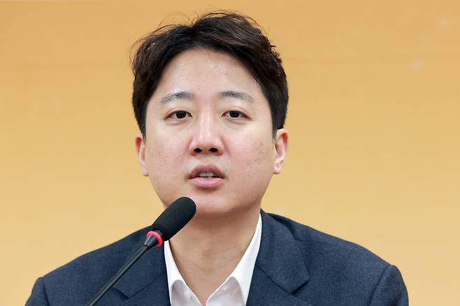 개혁신당 이준석 대표가 지난 26일 서울 여의도 국회에서 열린 최고위원회의에 참석해 발언하고 있다. 연합뉴스