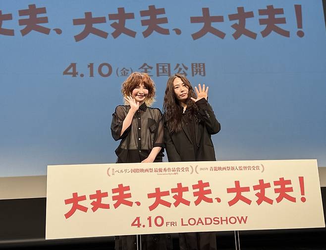 영화 ‘괜찮아 괜찮아 괜찮아!’의 김혜영 감독(오른쪽)이 26일 일본 도쿄 신주쿠구 한국문화원에서 열린 특별시사회에서 깜짝 게스트로 나온 일본 배우 유(You)와 함께 포즈를 취하고 있다. 도쿄=유태영 특파원