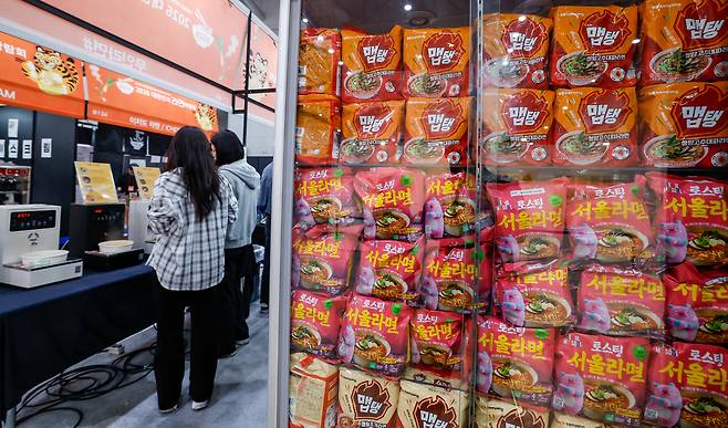 27일 인천 연수구 송도컨벤시아에서 열린 ‘2026 대한민국 라면박람회’에서 관람객들이 라면을 끓이고 있다.