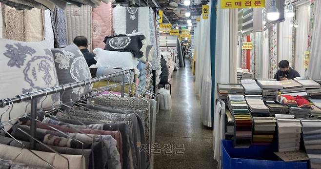 썰렁한 동대문시장 원단 상가 - 지난 25일 서울 종로구 동대문종합시장 원단 상가 모습. 오가는 손님이 없어 골목이 텅 비어 있다. 26일 서울 외환시장에서 원달러 환율은 전 거래일 대비 7.3원 오른 1507.0원에 주간 거래를 마감하면서 1500원대가 ‘뉴노멀’로 자리잡았다. 이지 수습기자