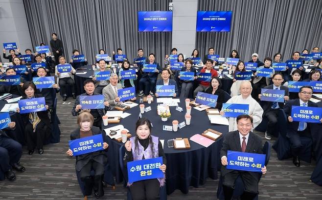 26일 ‘새로운수원위원회’ 위원들이 2026년 상반기 전체회의에서 기념 촬영을 하고 있다. (수원시 제공)