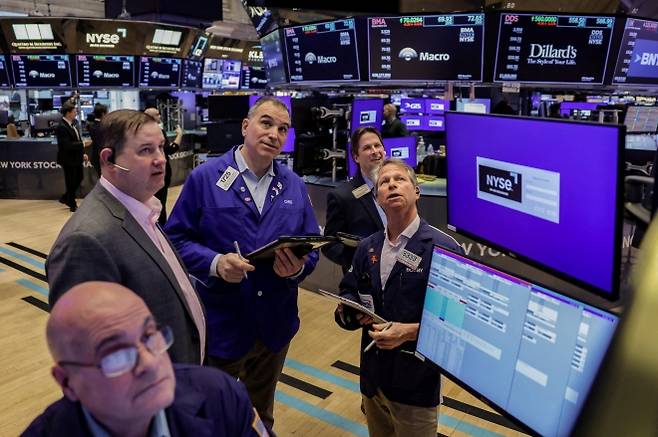 트럼프 대통령의 대이란 공격 유예 발표에도 중동 정세 불확실성이 이어지는 가운데, 24일(현지시간) 미국 뉴욕증권거래소(NYSE)에서 트레이더들이 시장 상황을 주시하고 있다. 로이터 연합뉴스