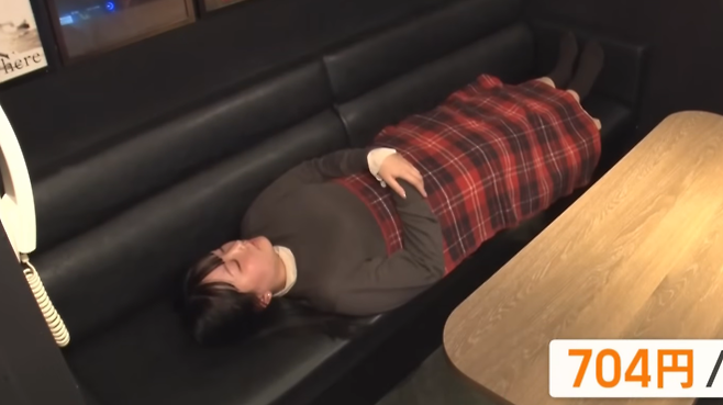 일본에서 ‘유료 낮잠 서비스’가 직장인들의 폭발적인 반응을 얻고 있다. 노래방에서 낮잠 서비스를 이용하는 여성의 모습. TV아사히 캡처