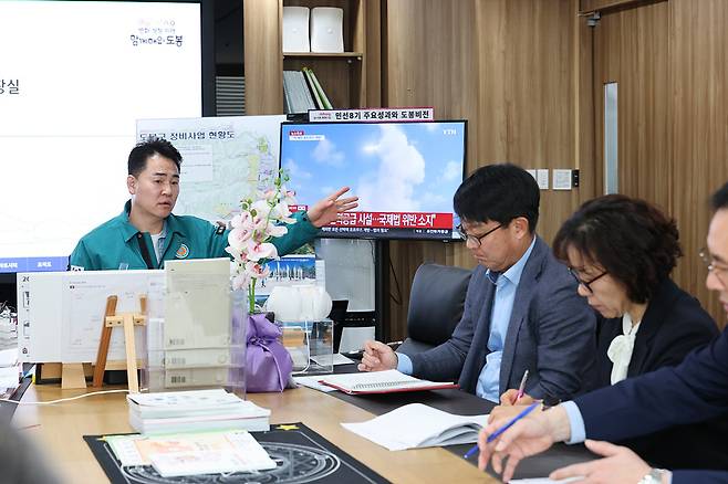 오언석 도봉구청장이 지난 3월 23일 구청장실에서 ‘비상경제대책회의’를 주재하고 있다. 사진제공=도봉구