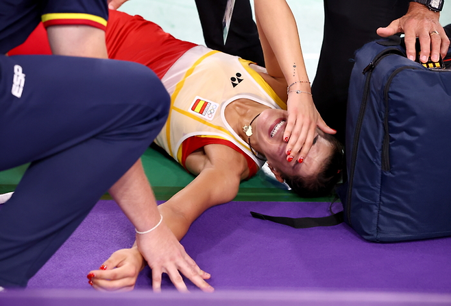 스페인 카롤리나 마린이 2024 파리올림픽 배드민턴 여자단식 준결승에서 부상으로 쓰러진 뒤 눈물을 흘리고 있다. EPA연합뉴스