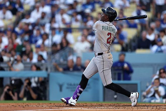 헤랄도 페르도모가 27일 미국 캘리포니아주 로스앤젤레스의 다저스타디움에서 열린 LA 다저스와 2026 메이저리그 정규리그 원정 경기에서 4회초 선제 투런홈런을 치고 있다. 로스앤젤레스 | AFP연합뉴스