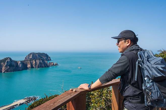 홍도 바다는 여름철에 가까워질수록 투명해진다