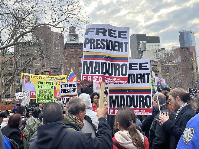 "마두로를 석방하라" (뉴욕=연합뉴스) 김연숙 특파원 = 26일(현지시간) 미국 뉴욕 남부연방법원에서 열린 니콜라스 마두로 베네수엘라 대통령 석방 촉구 시위. 2026.3.26 nomad@yna.co.kr