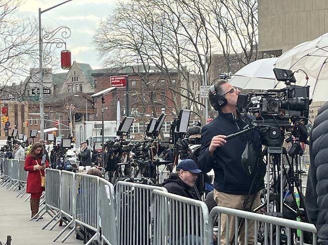 마두로 대통령 취재 열기 (뉴욕=연합뉴스) 김연숙 특파원 = 26일(현지시간) 미국 뉴욕 남부연방법원에서 열린 니콜라스 마두로 베네수엘라 대통령 부부 심리를 취재하기 위해 모인 각국 취재진. 2026.3.26 nomad@yna.co.kr