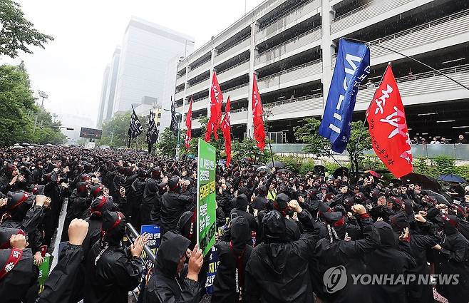 전국삼성전자노조 총파업 돌입 (화성=연합뉴스) 홍기원 기자 = 8일 오전 경기도 화성시 삼성전자 화성사업장 앞에서 열린 전국삼성전자노동조합 총파업 결의대회에서 조합원들이 구호를 외치고 있다. 2024.7.8 xanadu@yna.co.kr