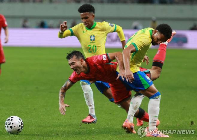 지난해 10월 10일 서울 마포구 서울월드컵경기장에서 열린 한국과 브라질 축구 대표팀의 친선경기. 한국 옌스 카스트로프가 돌파를 시도하다 브라질 수비에 걸려 넘어지고 있다. 사진=연합뉴스
