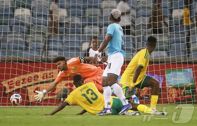 남아프리카공화국이 28일(한국시간) 남아공 더반의 모제스 마비다 스타디움에서 열린 파나와 평가전에서 실점하고 있다. ⓒ 로이터=뉴스1