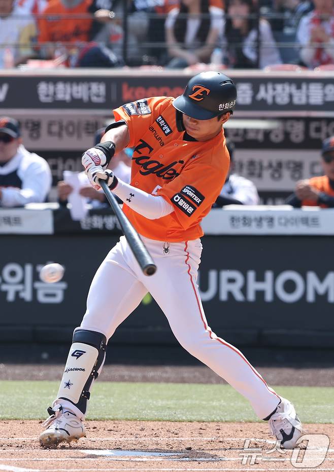 28일 대전 한화생명볼파크에서 열린 2026 신한 SOL뱅크 KBO 리그 키움 히어로즈와 한화 이글스 정규시즌 개막전에서 1회말 한화 오재원이 타격을 하고 있다. 2026.3.28 ⓒ 뉴스1 김기태 기자