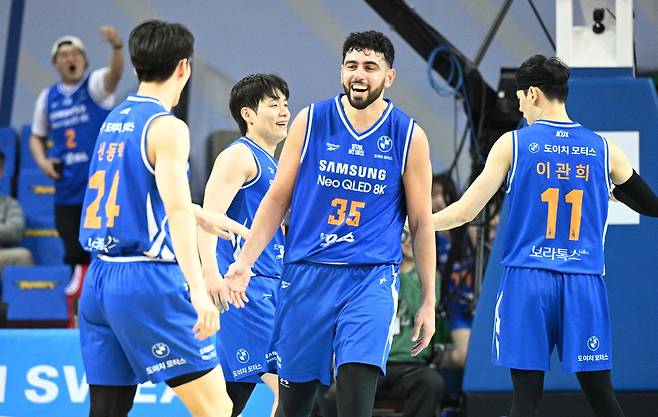 서울 삼성이 28일 안양 정관장을 꺾고 공동 9위로 올라섰다. (KBL 제공)