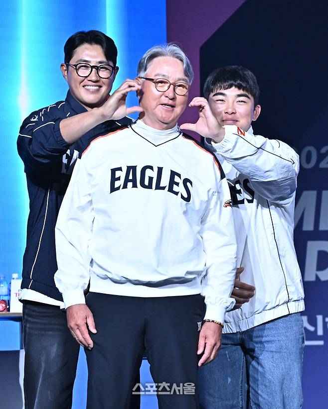 한화 채은성(왼쪽)과 문현빈(오른쪽)이 26일 서울 송파구 롯데호텔 월드에서 진행된 2026 KBO 미디어데이 행사에서 김경문 감독의 볼에 하트를 만들며 기념촬영을 하고 있다. 2026. 3. 26. 박진업 기자 upandup@sportsseoul.com