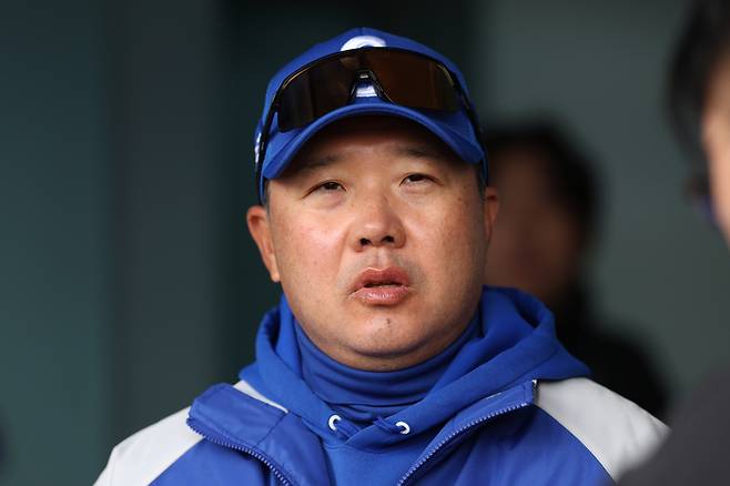 삼성 박진만 감독이 22일 대구삼성라이온즈파크에서 2026 KBO리그 시범경기 LG전에 앞서 취재진과 얘기하고 있다. 사진 | 삼성 라이온즈
