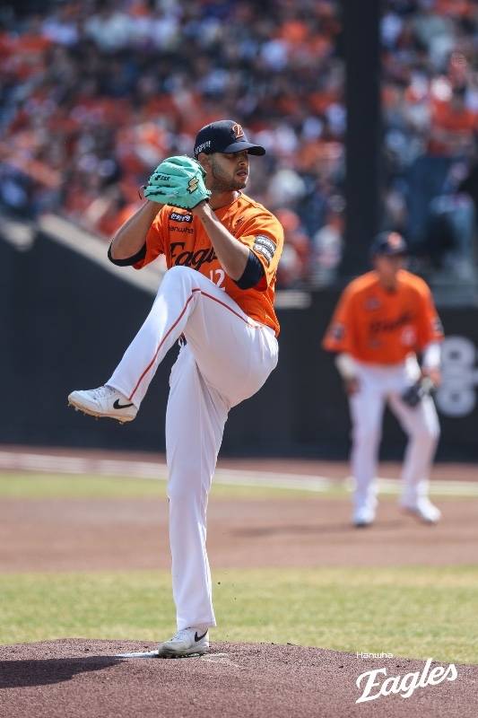 에르난데스가 투구에 임하고 있다. 사진 | 한화 이글스