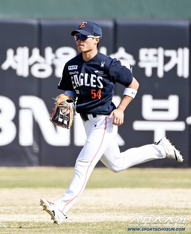 21일 부산 사직야구장에서 열린 한화와 롯데의 시범경기. 7회말 수비를 마치고 더그아웃으로 향하는 한화 오재원. 부산=허상욱 기자wook@sportschosun.com/2026.03.21/