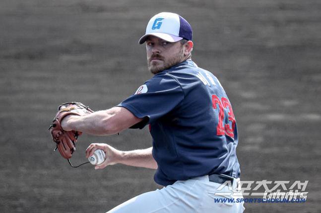 롯데 외국인 투수 제레미 비슬리가 22일 난고 스타디움서 열린 세이부와 연습경기서 역투하고 있다. 사진제공=롯데 자이언츠