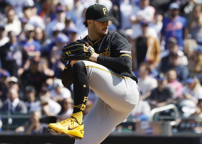 폴 스킨스가 27일(한국시각) 뉴욕 메츠와의 개막전에 선발등판해 힘차게 공을 뿌리고 있다. UPI연합뉴스