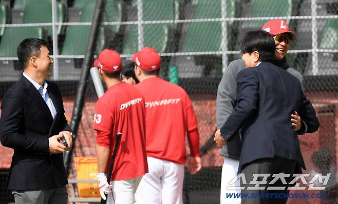 무거웠던 이숭용 감독 마음을 따듯한 포옹으로 녹인 정민철 위원.