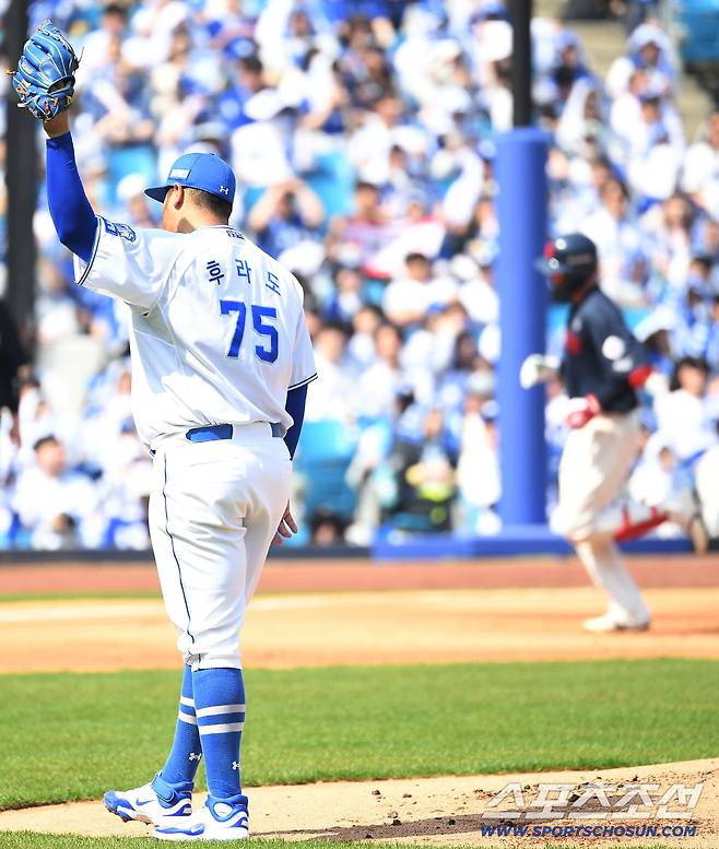 28일 대구 삼성라이온즈파크에서 열리는 삼성과 롯데의 개막전 경기. 1회 롯데 윤동희에게 선제 투런홈런을 허용한 삼성 선발 후라도. 대구=송정헌 기자songs@sportschosun.com/2026.03.28/