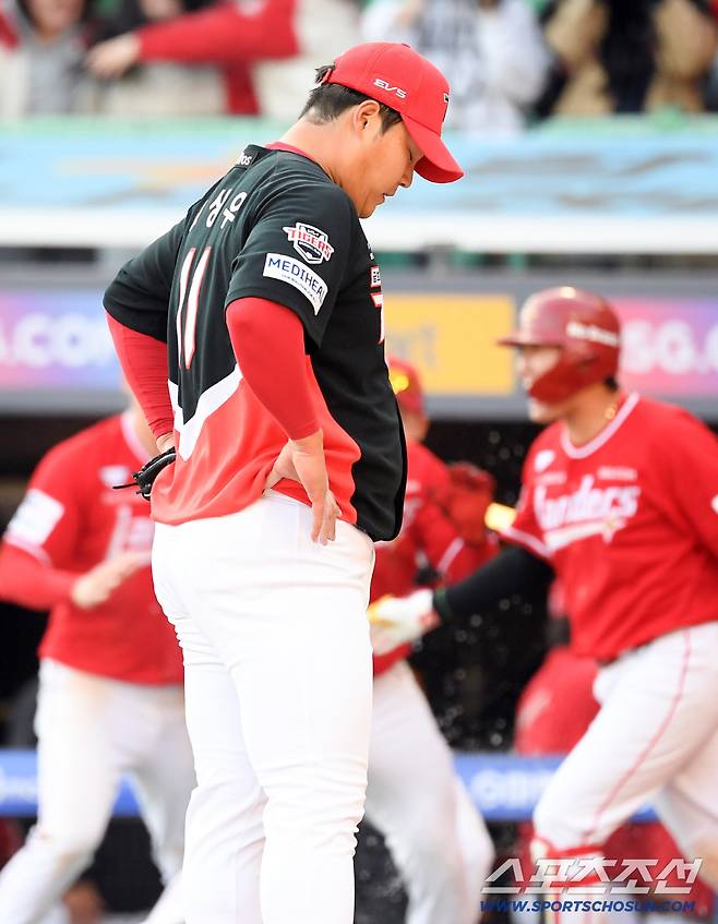 28일 인천 SSG랜더스필드에서 열린 SSG와 KIA의 경기. 9회말 2사 만루 KIA 조상우가 폭투로 끝내기 패배를 당하고 있다. 인천=박재만 기자 pjm@sportschosun.com/2026.03.28/