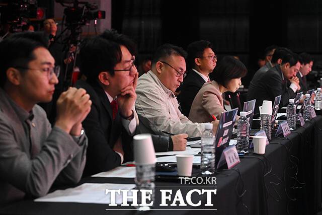 방송인 이혁재(가운데)가 생각에 잠겨 있다.