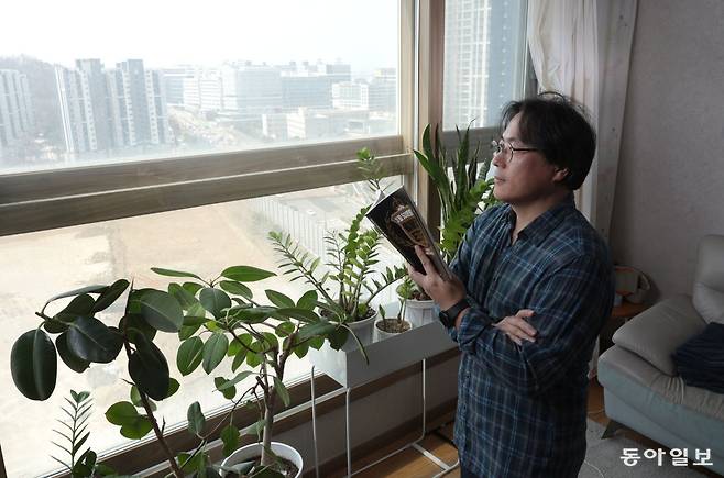 50세에 조기 은퇴 후 배당주와 ‘북스타그램’ 소득으로 생활하는 이상민 씨가 20일 경기 시흥시 자신의 집에서 책을 읽으며 리뷰 구상을 하고 있다. 변영욱 기자 cut@donga.com