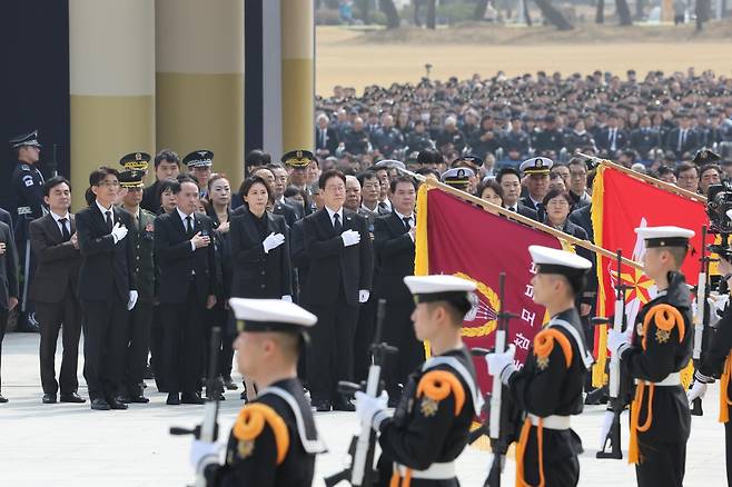 이재명 대통령과 김혜경 여사가 27일 국립대전현충원에서 열린 제11회 서해수호의 날 기념식에서 국민의례를 하고 있다. 2026.3.27. 뉴스1