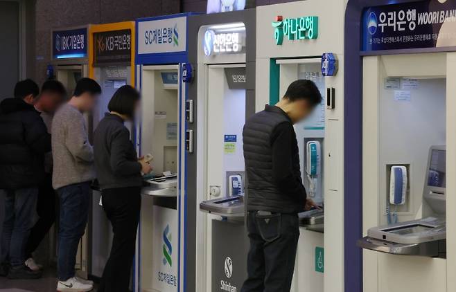 서울 시내의 한 건물에서 시민들이 시중은행 ATM기기를 이용하는 모습. /사진=뉴시스