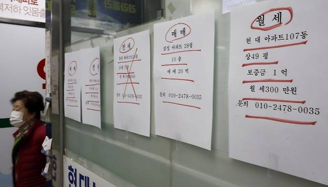 전셋값 인상과 실거주 의무화 등의 영향으로 서울 아파트 월세와 전세가 역전됐다. 서울 아파트 월세 비율이 3개월 연속 50%를 넘기면서 전세를 앞서게 된 것이다. 사진은 16일 서울 시내 한 부동산 중개업소에 매물 정보가 표시돼 있다. 뉴시스