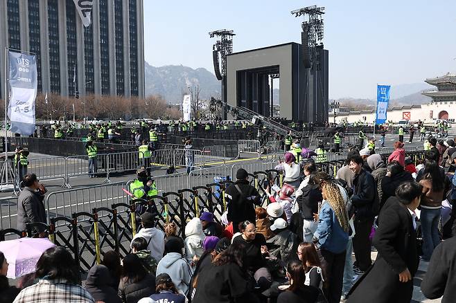 ‘BTS 컴백 라이브: 아리랑\'이 열리는 2026년 3월21일, 서울 광화문광장에 설치된 무대에서 진행요원들이 화재 비상 대피 훈련을 하고 있다. 연합뉴스