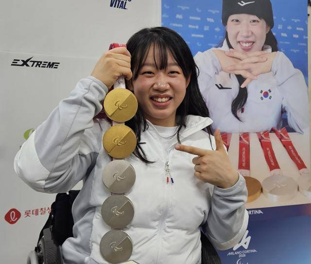 2026 밀라노·코르티나담페초 동계패럴림픽에서 5개의 메달을 따낸 장애인노르딕스키 국가대표 김윤지가 26일 서울 송파구 올림픽회관에서 열린 대회 MVP 기자회견에서 환하게 웃고 있다. 김형준 기자