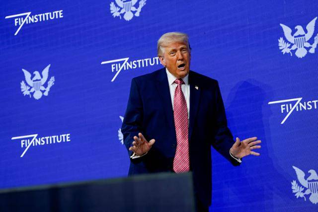 도널드 트럼프 미국 대통령이 27일 플로리다주 마이애미에서 열린 미래투자이니셔티브(FII) 행사에 참석해 연설하고 있다. 마이애미=로이터 연합뉴스