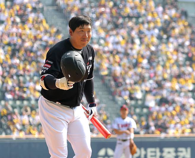 <yonhap photo-4827="">프로야구 정규시즌 개막일인 28일 서울 잠실야구장에서 열린 kt 위즈와 LG 트윈스의 경기. 1회초 kt 2번 타자로 출전한 김현수가 전 소속팀인 LG 응원석을 향해 인사를 하고 있다. 사진=연합뉴스</yonhap>