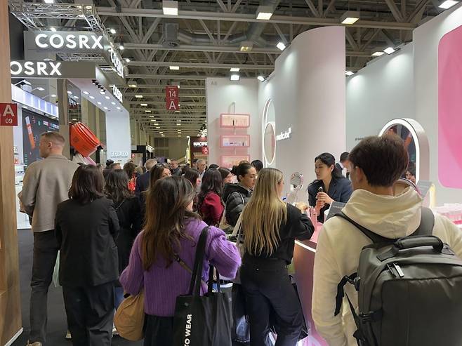 바이어들이 코스모프로프 볼로냐 2026에서 K뷰티 부스를 방문하고 있다. (사진=최수진 기자)