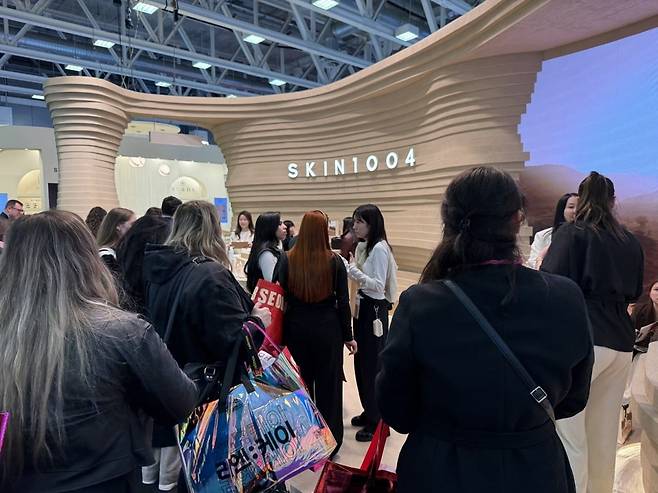 바이어들이 코스모프로프 볼로냐 2026에서 스킨1004 부스에서 설명을 듣고 있다. (사진=최수진 기자)