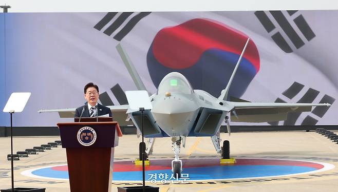 이재명 대통령 25일 경남 사천시 한국우주항공산업(KAI)에서 열린 첫 독자 개발 ‘한국형 전투기’ KF-21 양산 1호기 출고식에서 격려사를 하고 있다. 김창길 기자
