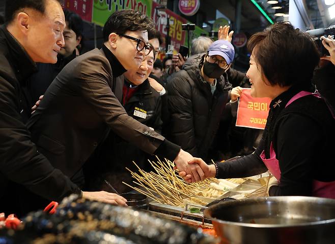 한동훈 전 국민의힘 대표가 3월 7일 부산 북구 구포시장의 한 분식집을 찾아 상인들을 만나고 있다. /연합